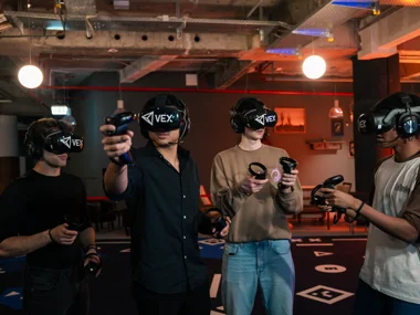 Gruppe spielt gemeinsam Free-Roam-VR in der VEX-Arena bei Funderground Troisdorf
