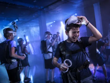 Jugendliche mit VR-Headsets in der VEX Arena (KI-Bild)