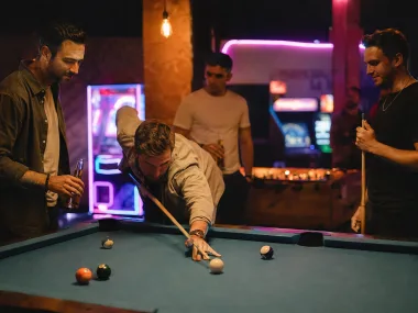 Gruppe beim Billard in der Lounge mit Arcade-Automaten (KI-Bild)