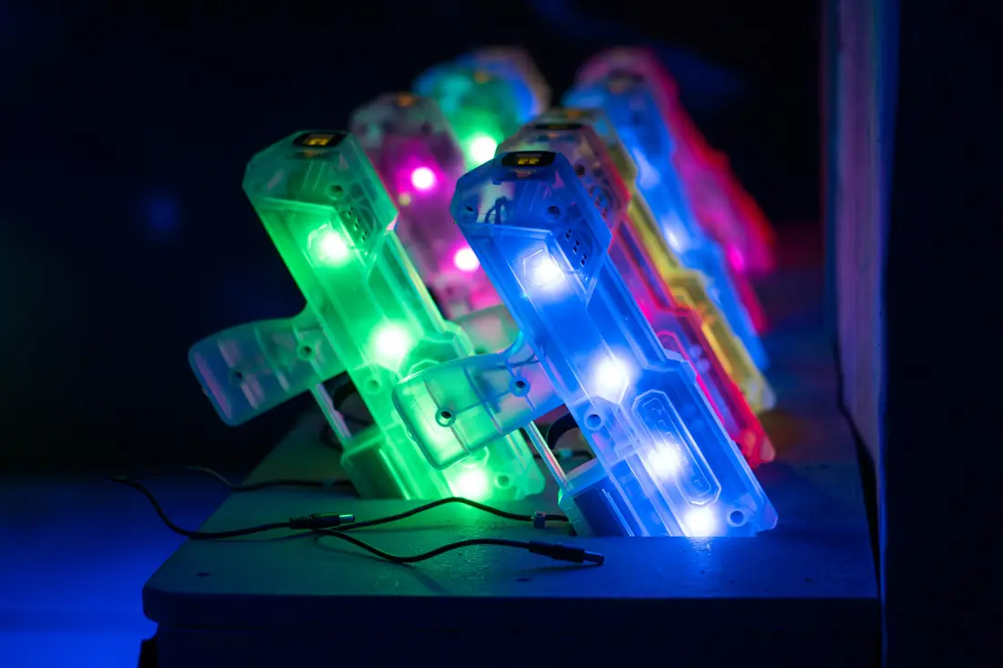 Bunte Laserplay-Phaser in sechs Teamfarben bei Funderground Troisdorf