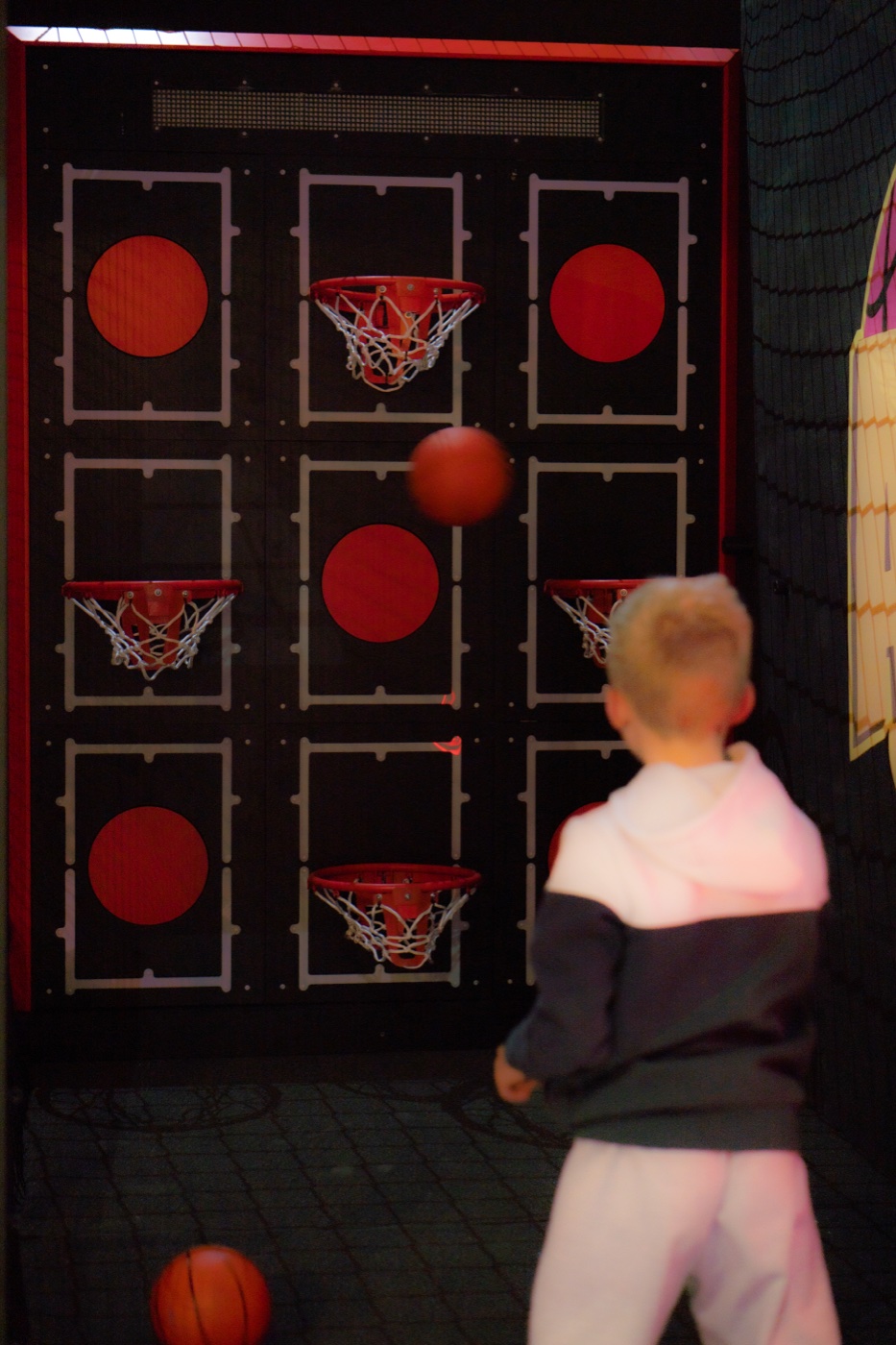 Spieler bei Air, einem Basketball-Wurfspiel von Gamer im selben Haus wie Funderground Troisdorf