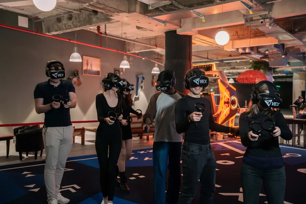 Gruppe spielt Free-Roam-VR in der VEX Arena