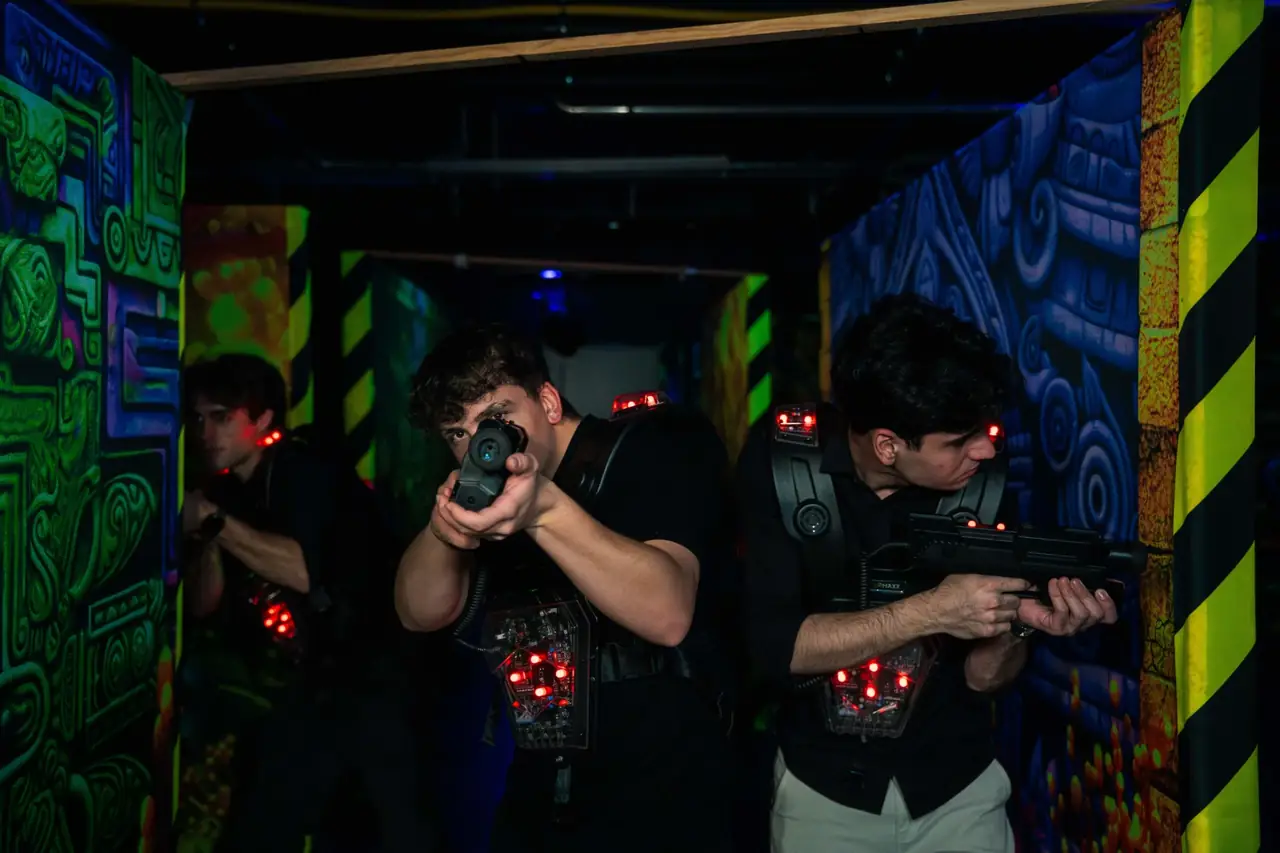 Spieler beim Lasertag in der Maze-Arena