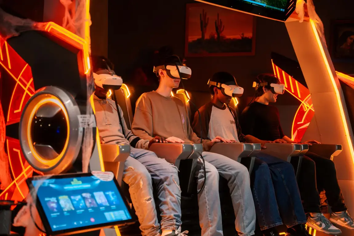 Spieler erleben verschiedene Szenarien im Birdly Ride