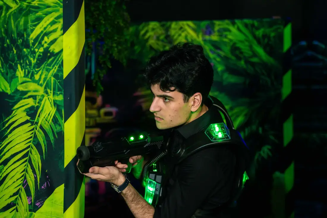 Spieler mit Lasermaxx EVO-6 Phaser in Aktion
