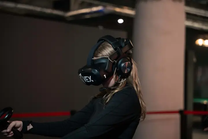 Spielerin mit VEX VR-Headset und Controller