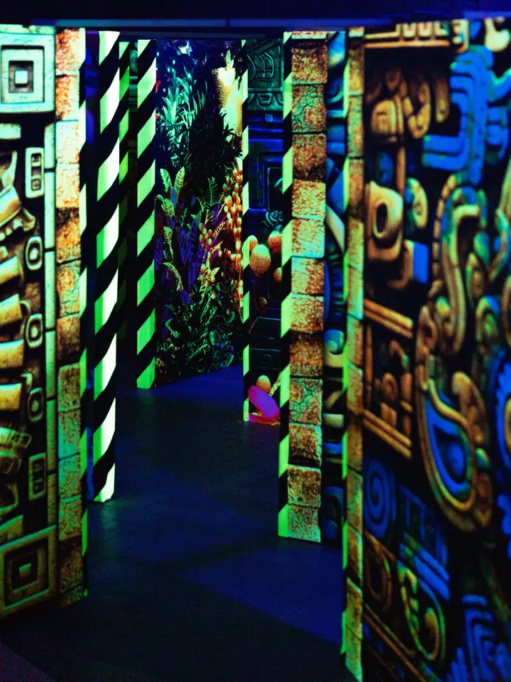 Verwinkelte Gänge der Lasertag Maze-Arena