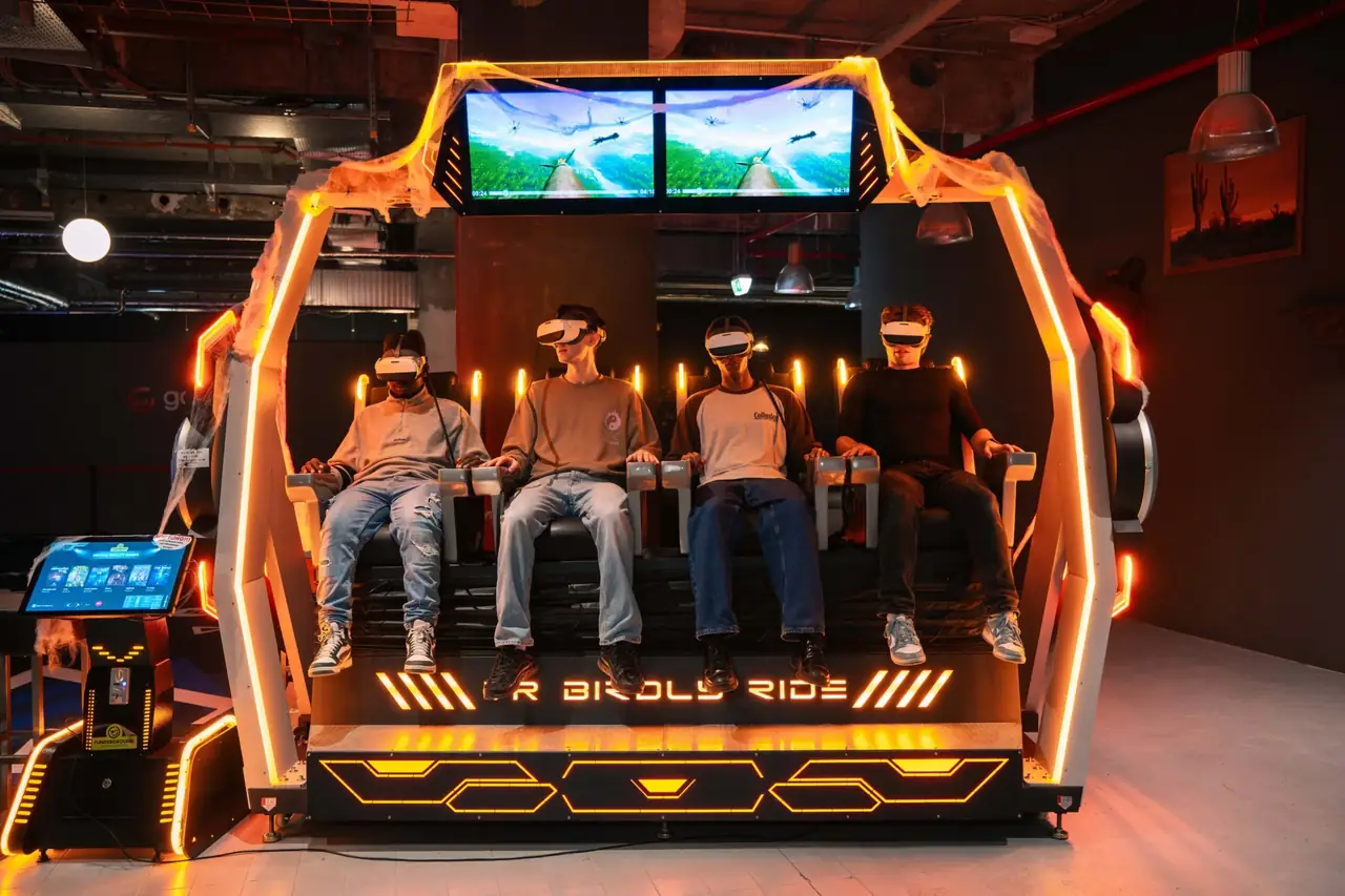 Vier Personen im Birdly-Ride-Flugsimulator
