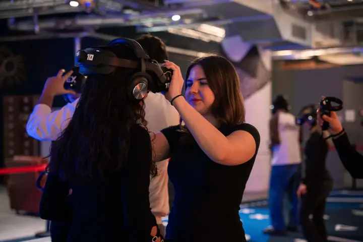 VR-Headset wird angelegt