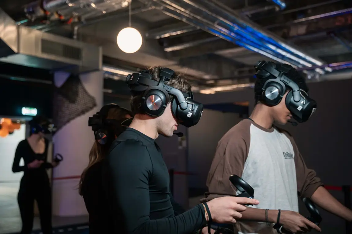 Zwei Spieler in der VEX VR Arena in Aktion